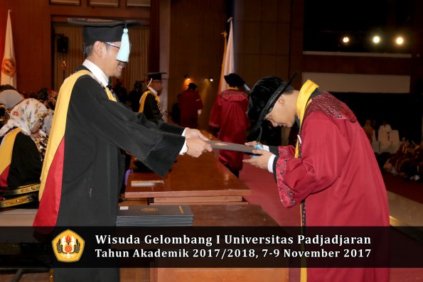 Wisuda Unpad Gel I TA 2017_2018  Fakultas ilmu budaya  oleh Dekan 111