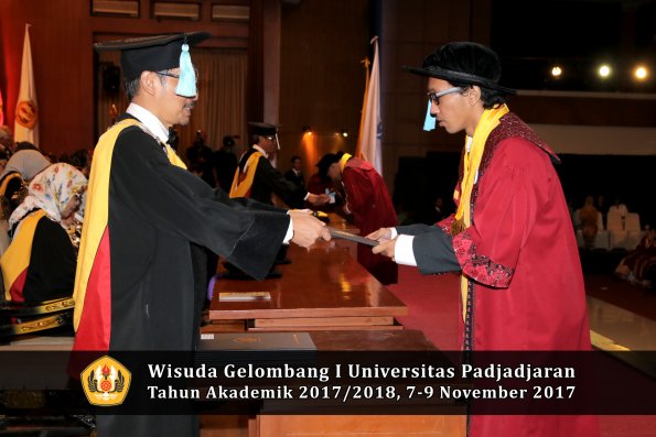 Wisuda Unpad Gel I TA 2017_2018  Fakultas ilmu budaya  oleh Dekan 112