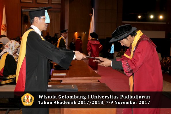Wisuda Unpad Gel I TA 2017_2018  Fakultas ilmu budaya  oleh Dekan 114