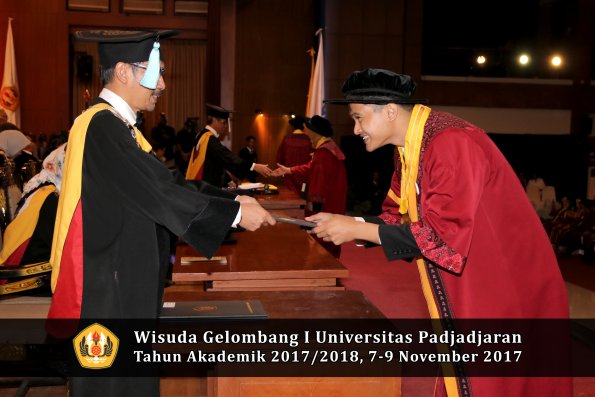 Wisuda Unpad Gel I TA 2017_2018  Fakultas ilmu budaya  oleh Dekan 116