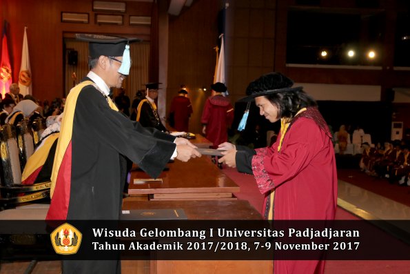 Wisuda Unpad Gel I TA 2017_2018  Fakultas ilmu budaya  oleh Dekan 118
