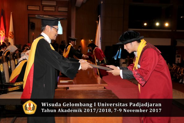 Wisuda Unpad Gel I TA 2017_2018  Fakultas ilmu budaya  oleh Dekan 119
