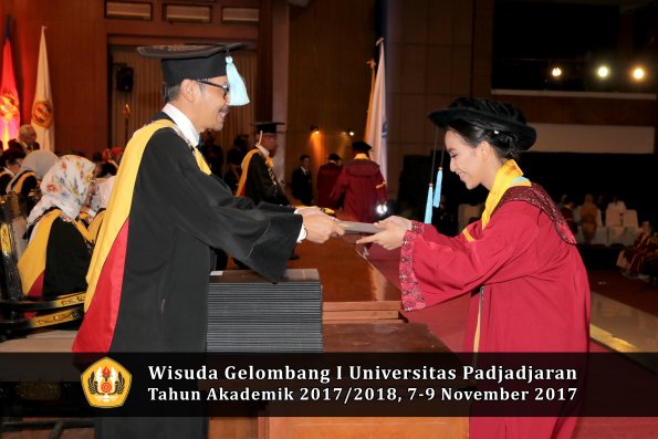 Wisuda Unpad Gel I TA 2017_2018  Fakultas ilmu budaya  oleh Dekan 122