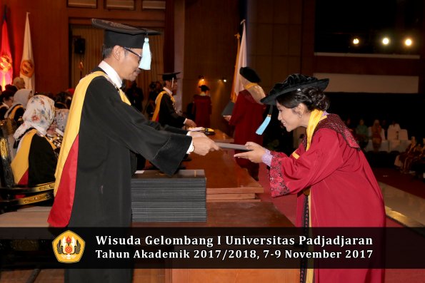 Wisuda Unpad Gel I TA 2017_2018  Fakultas ilmu budaya  oleh Dekan 124