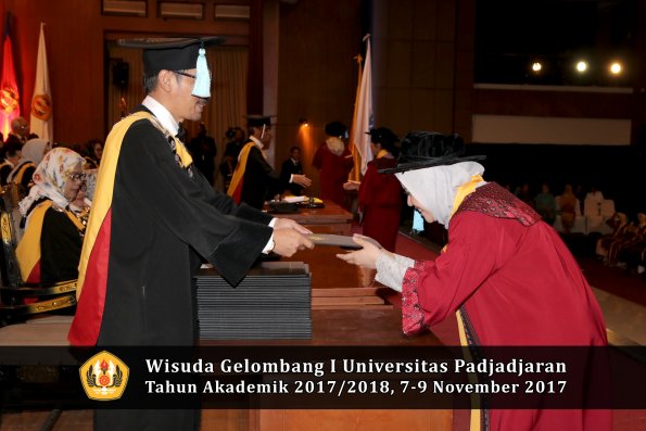 Wisuda Unpad Gel I TA 2017_2018  Fakultas ilmu budaya  oleh Dekan 125