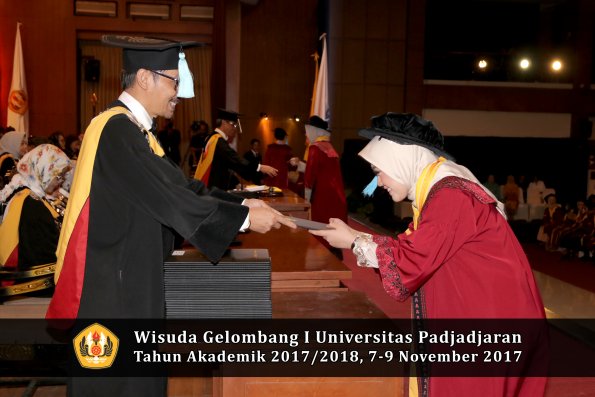 Wisuda Unpad Gel I TA 2017_2018  Fakultas ilmu budaya  oleh Dekan 126