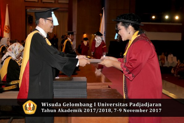 Wisuda Unpad Gel I TA 2017_2018  Fakultas ilmu budaya  oleh Dekan 128