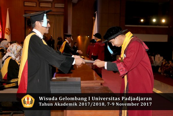 Wisuda Unpad Gel I TA 2017_2018  Fakultas ilmu budaya  oleh Dekan 132