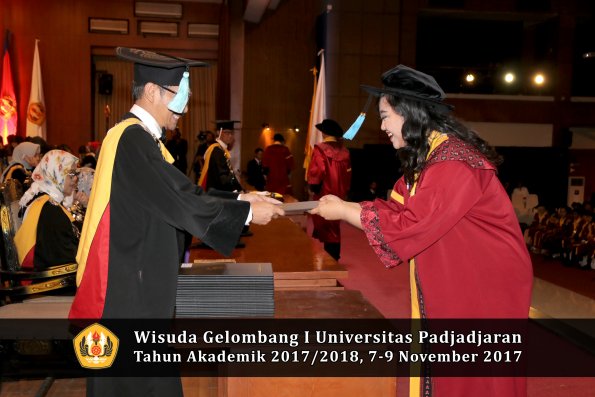 Wisuda Unpad Gel I TA 2017_2018  Fakultas ilmu budaya  oleh Dekan 133