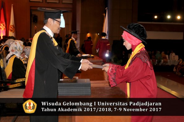 Wisuda Unpad Gel I TA 2017_2018  Fakultas ilmu budaya  oleh Dekan 135