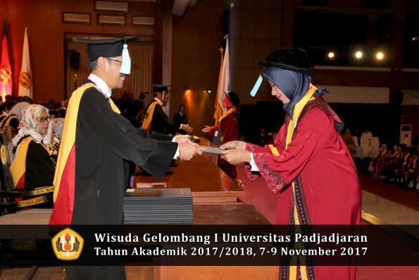 Wisuda Unpad Gel I TA 2017_2018  Fakultas ilmu budaya  oleh Dekan 136