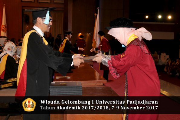 Wisuda Unpad Gel I TA 2017_2018  Fakultas ilmu budaya  oleh Dekan 141