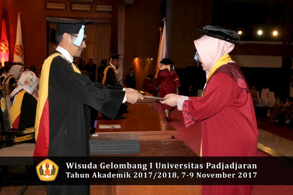 Wisuda Unpad Gel I TA 2017_2018  Fakultas ilmu budaya  oleh Dekan 142