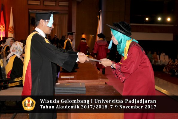 Wisuda Unpad Gel I TA 2017_2018  Fakultas ilmu budaya  oleh Dekan 145