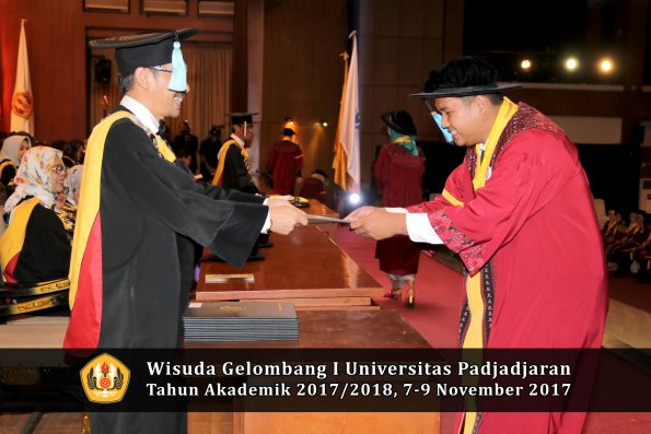 Wisuda Unpad Gel I TA 2017_2018  Fakultas ilmu budaya  oleh Dekan 146