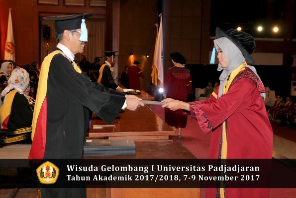 Wisuda Unpad Gel I TA 2017_2018  Fakultas ilmu budaya  oleh Dekan 148
