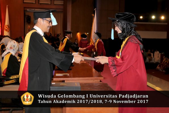 Wisuda Unpad Gel I TA 2017_2018  Fakultas ilmu budaya  oleh Dekan 149