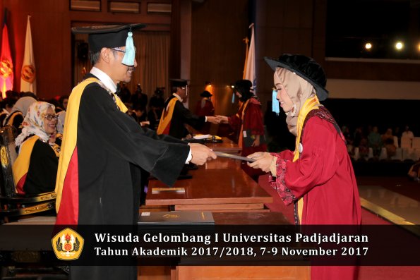 Wisuda Unpad Gel I TA 2017_2018  Fakultas ilmu budaya  oleh Dekan 150