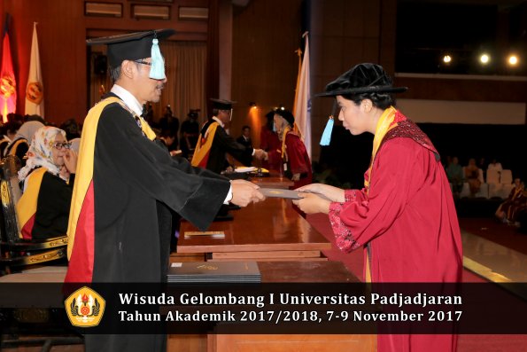 Wisuda Unpad Gel I TA 2017_2018  Fakultas ilmu budaya  oleh Dekan 151