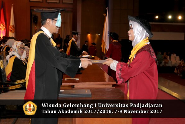 Wisuda Unpad Gel I TA 2017_2018  Fakultas ilmu budaya  oleh Dekan 153