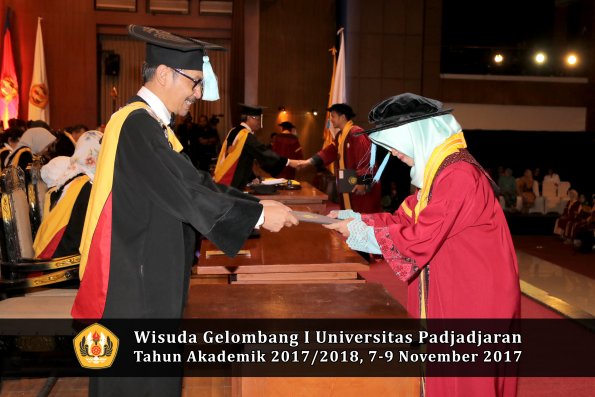 Wisuda Unpad Gel I TA 2017_2018  Fakultas ilmu budaya  oleh Dekan 159