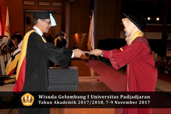 Wisuda Unpad Gel I TA 2017_2018  Fakultas ilmu budaya  oleh Dekan 160