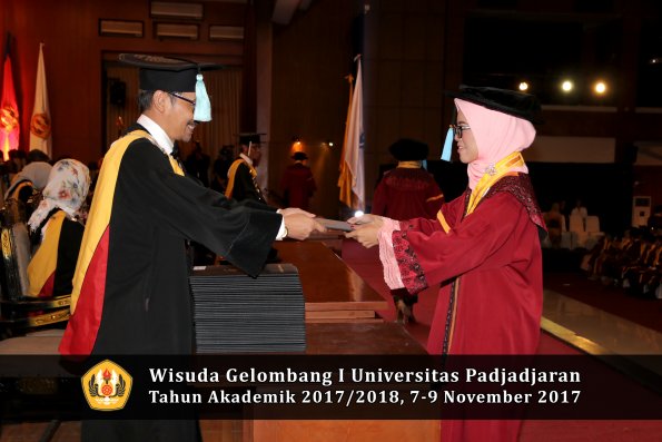 Wisuda Unpad Gel I TA 2017_2018  Fakultas ilmu budaya  oleh Dekan 201