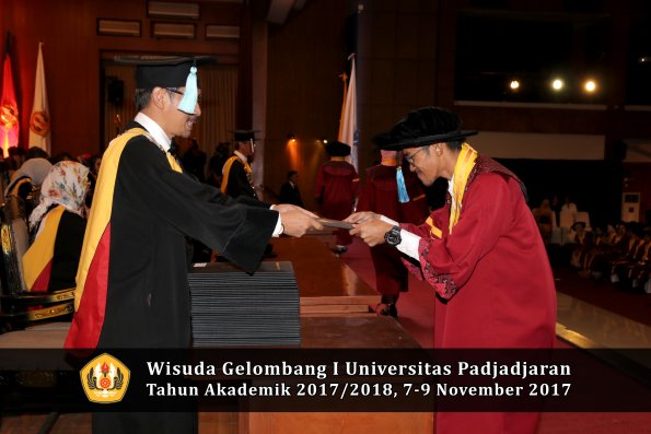 Wisuda Unpad Gel I TA 2017_2018  Fakultas ilmu budaya  oleh Dekan 202