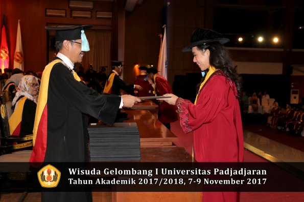 Wisuda Unpad Gel I TA 2017_2018  Fakultas ilmu budaya  oleh Dekan 203