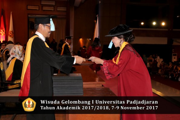 Wisuda Unpad Gel I TA 2017_2018  Fakultas ilmu budaya  oleh Dekan 204