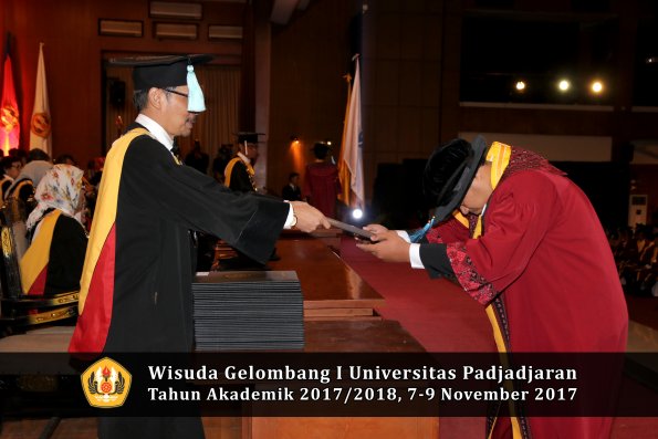 Wisuda Unpad Gel I TA 2017_2018  Fakultas ilmu budaya  oleh Dekan 205
