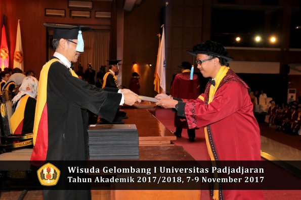 Wisuda Unpad Gel I TA 2017_2018  Fakultas ilmu budaya  oleh Dekan 206