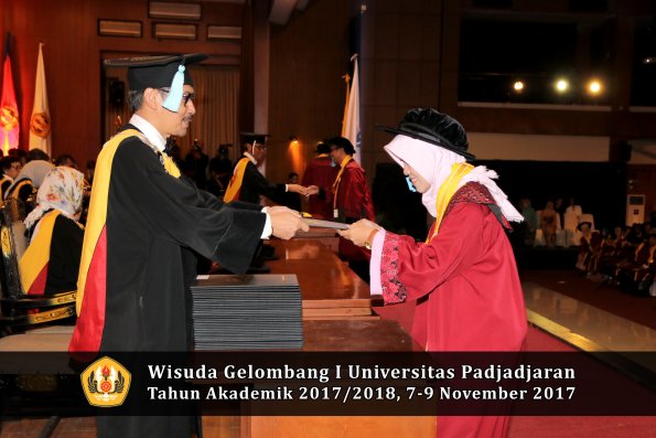 Wisuda Unpad Gel I TA 2017_2018  Fakultas ilmu budaya  oleh Dekan 207