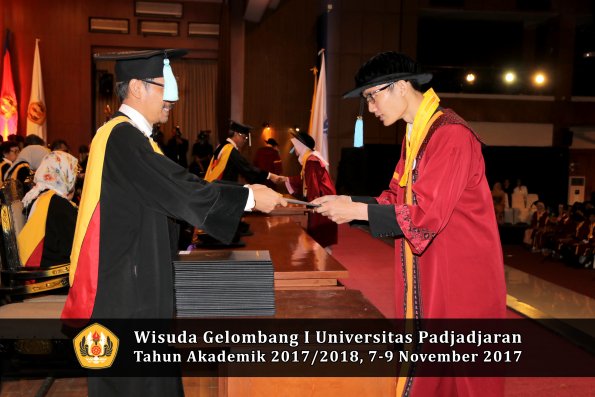 Wisuda Unpad Gel I TA 2017_2018  Fakultas ilmu budaya  oleh Dekan 208