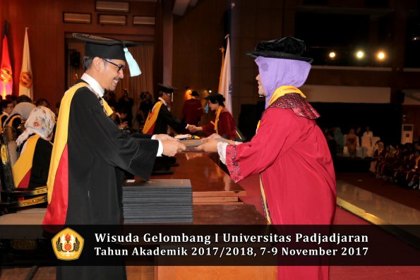 Wisuda Unpad Gel I TA 2017_2018  Fakultas ilmu budaya  oleh Dekan 210