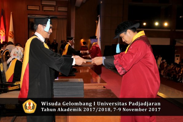 Wisuda Unpad Gel I TA 2017_2018  Fakultas ilmu budaya  oleh Dekan 211
