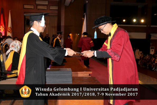 Wisuda Unpad Gel I TA 2017_2018  Fakultas ilmu budaya  oleh Dekan 212