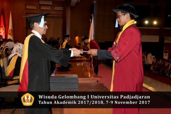 Wisuda Unpad Gel I TA 2017_2018  Fakultas ilmu budaya  oleh Dekan 213