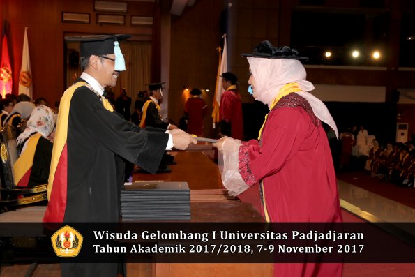 Wisuda Unpad Gel I TA 2017_2018  Fakultas ilmu budaya  oleh Dekan 214