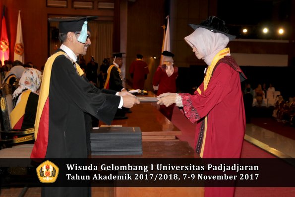 Wisuda Unpad Gel I TA 2017_2018  Fakultas ilmu budaya  oleh Dekan 215