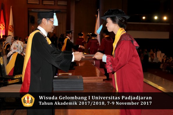 Wisuda Unpad Gel I TA 2017_2018  Fakultas ilmu budaya  oleh Dekan 218
