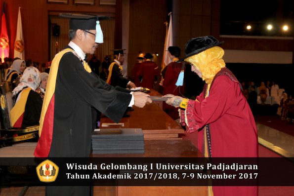 Wisuda Unpad Gel I TA 2017_2018  Fakultas ilmu budaya  oleh Dekan 219