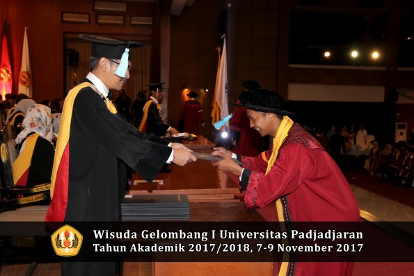 Wisuda Unpad Gel I TA 2017_2018  Fakultas ilmu budaya  oleh Dekan 225