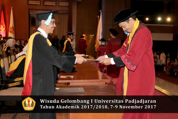 Wisuda Unpad Gel I TA 2017_2018  Fakultas ilmu budaya  oleh Dekan 261