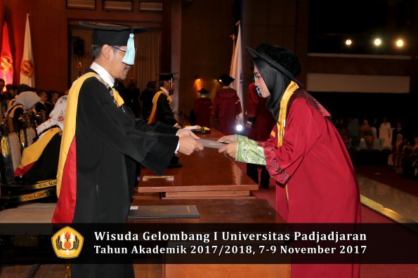 Wisuda Unpad Gel I TA 2017_2018  Fakultas ilmu budaya  oleh Dekan 262