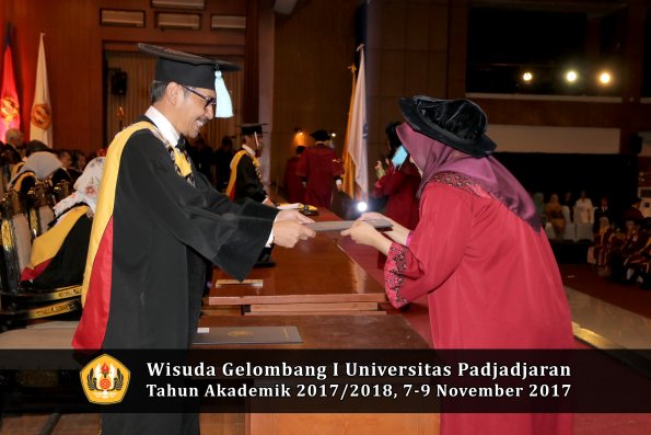 Wisuda Unpad Gel I TA 2017_2018  Fakultas ilmu budaya  oleh Dekan 263