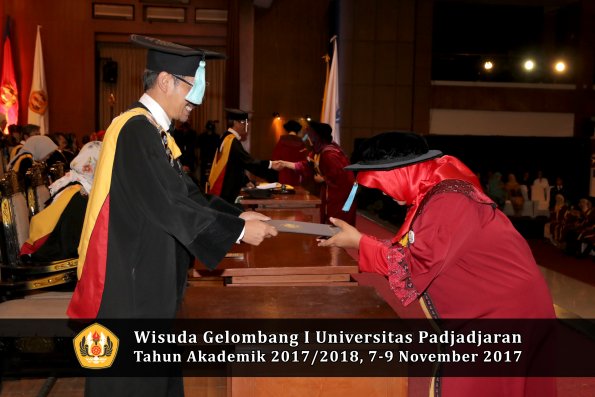 Wisuda Unpad Gel I TA 2017_2018  Fakultas ilmu budaya  oleh Dekan 264