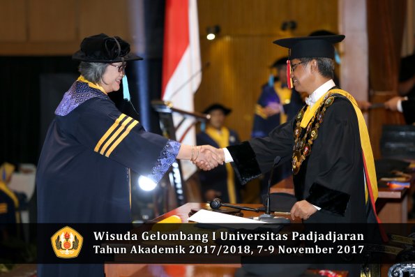 Wisuda Unpad Gel I TA 2017_2018  Fakultas  ilmu budaya  oleh rektor  001