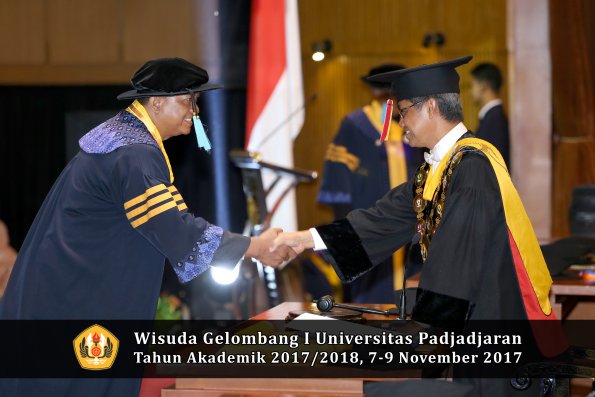Wisuda Unpad Gel I TA 2017_2018  Fakultas  ilmu budaya  oleh rektor  002