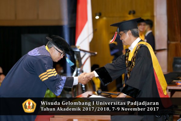 Wisuda Unpad Gel I TA 2017_2018  Fakultas  ilmu budaya  oleh rektor  003